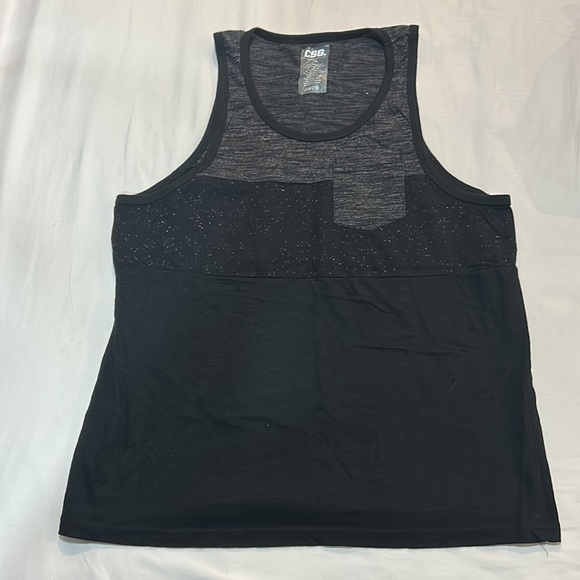 4 tank tops in a bundle - Picture 7 of 8